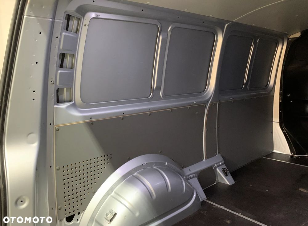Volkswagen TRANSPORTER T6 VAN 3os. L2H1 Long MAXI WZMOCNIONY DMC3.2t. Ładowność 1242kg, Paka 3m, Homologacja VAT-1, Reflektory LED DIODOWE, Lampy tył LED, Kamera, Czujniki, Dogrzewanie Webasto 5kW, Automatyczne światła, Mocny silnik 2.0TDI DNA 150KM 6cio biegowa skrzynia biegów! Kolor srebrny Reflex Metalik, ZABUDOWA ładowni wraz z podsufitką i oś. LED! Fabryczny alarm, Przebieg tylko 53tys.km! - 8