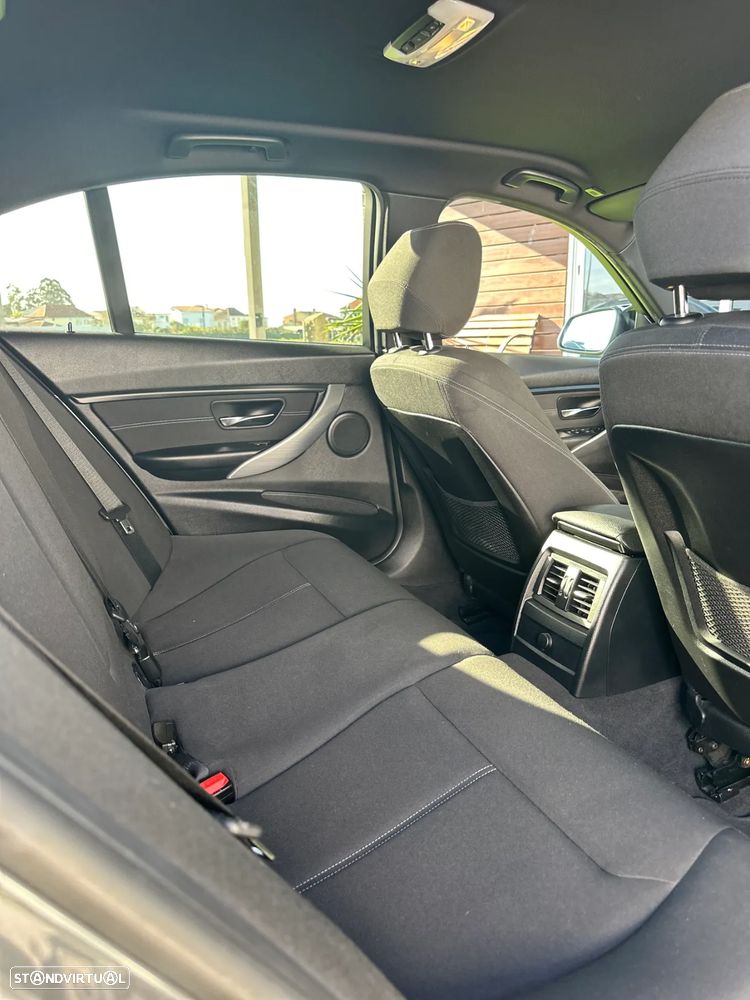 BMW 318 d Auto Line Sport - 13