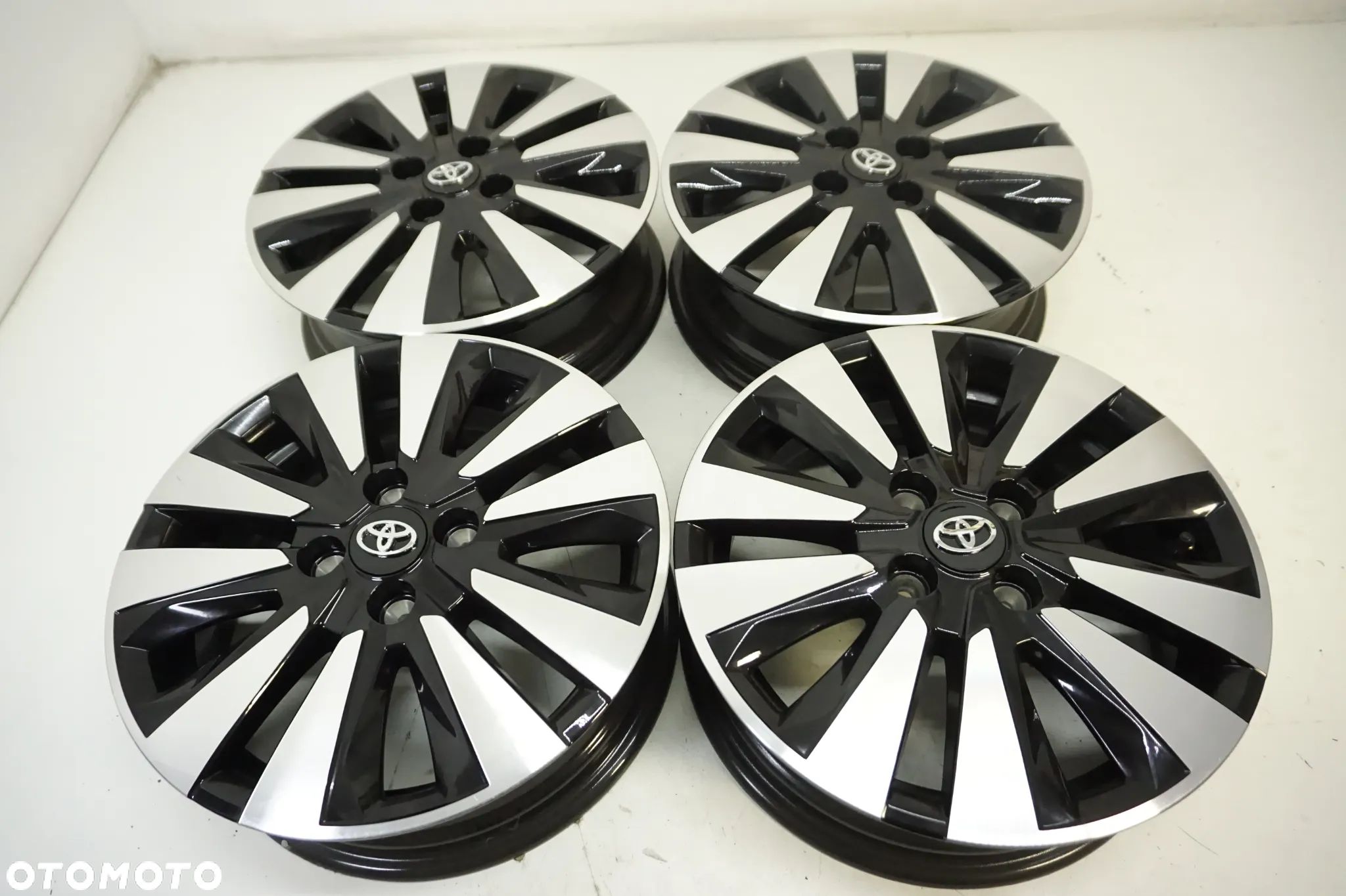 FELGI ALUMINIOWE 15 TOYOTA YARIS I-II-III COROLLA IQ AYGO CITROEN C1 PEUGEOT 108 ET39 NOWE - 1