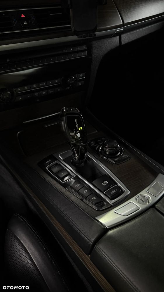 BMW Seria 7 750i xDrive - 22
