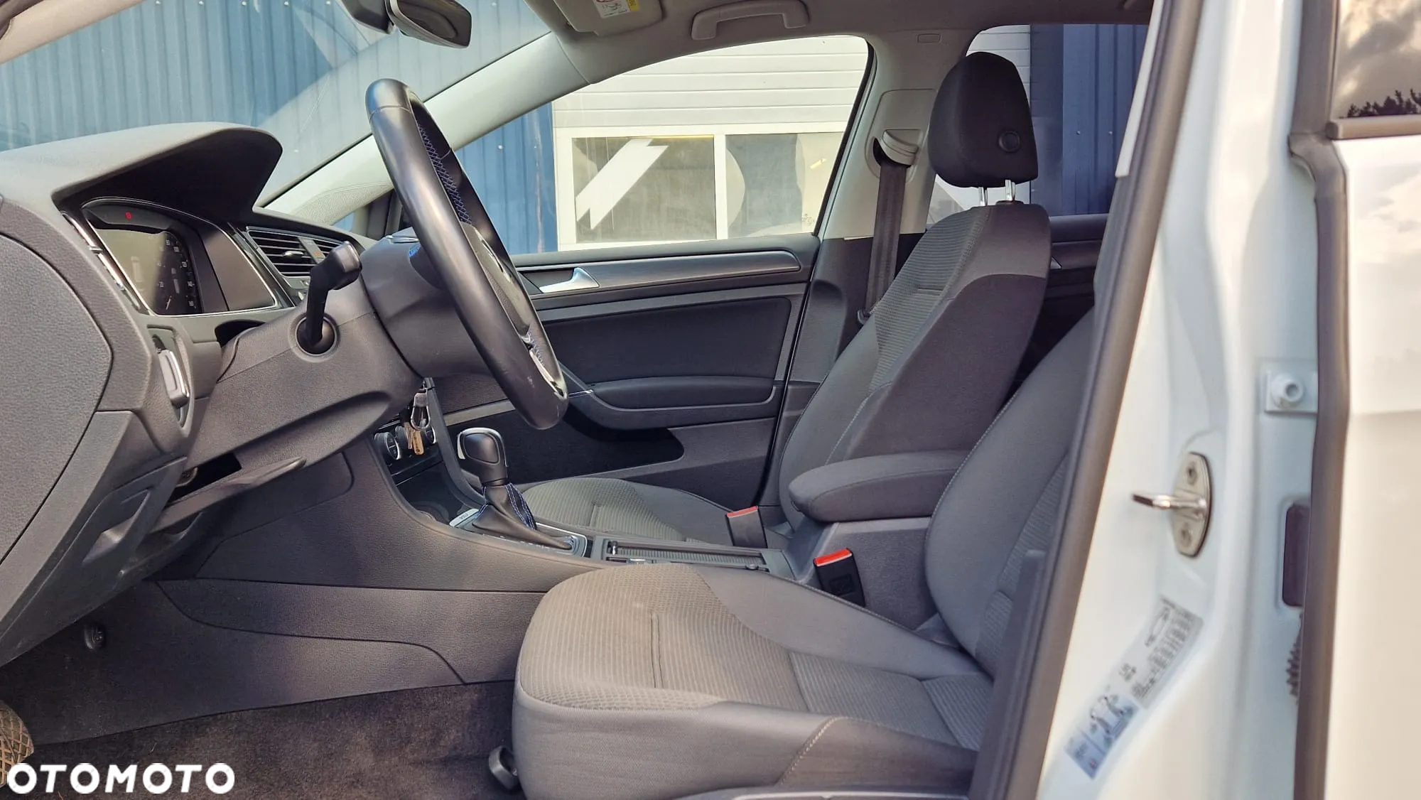 Volkswagen Golf e-Golf - 32