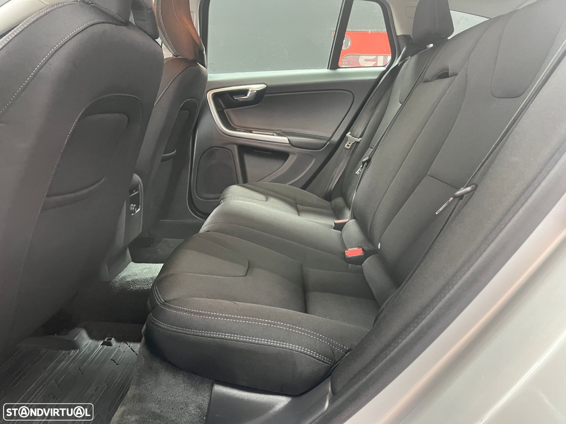 Volvo V60 2.0 D2 Kinetic Geartronic - 9