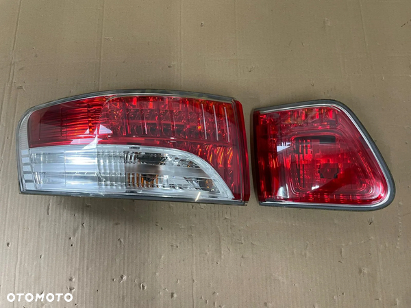 TOYOTA AVENSIS III T27 KOMBI 09-12 LAMPA LEWA TYŁ LED KOMPLET