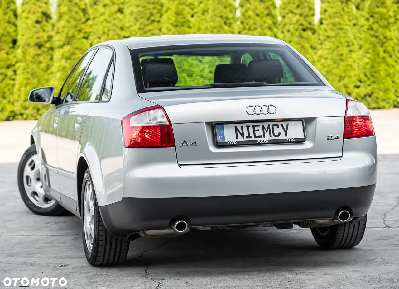 Audi A4 2.4 - 8
