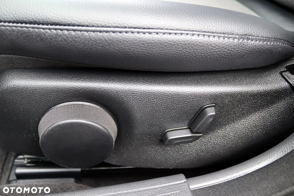 Mercedes-Benz Klasa C 180 (BlueEFFICIENCY) 7G-TRONIC Avantgarde - 34