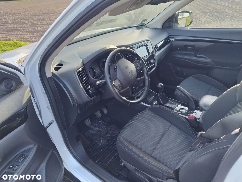Mitsubishi Outlander 2.0 Invite + 2WD - 10