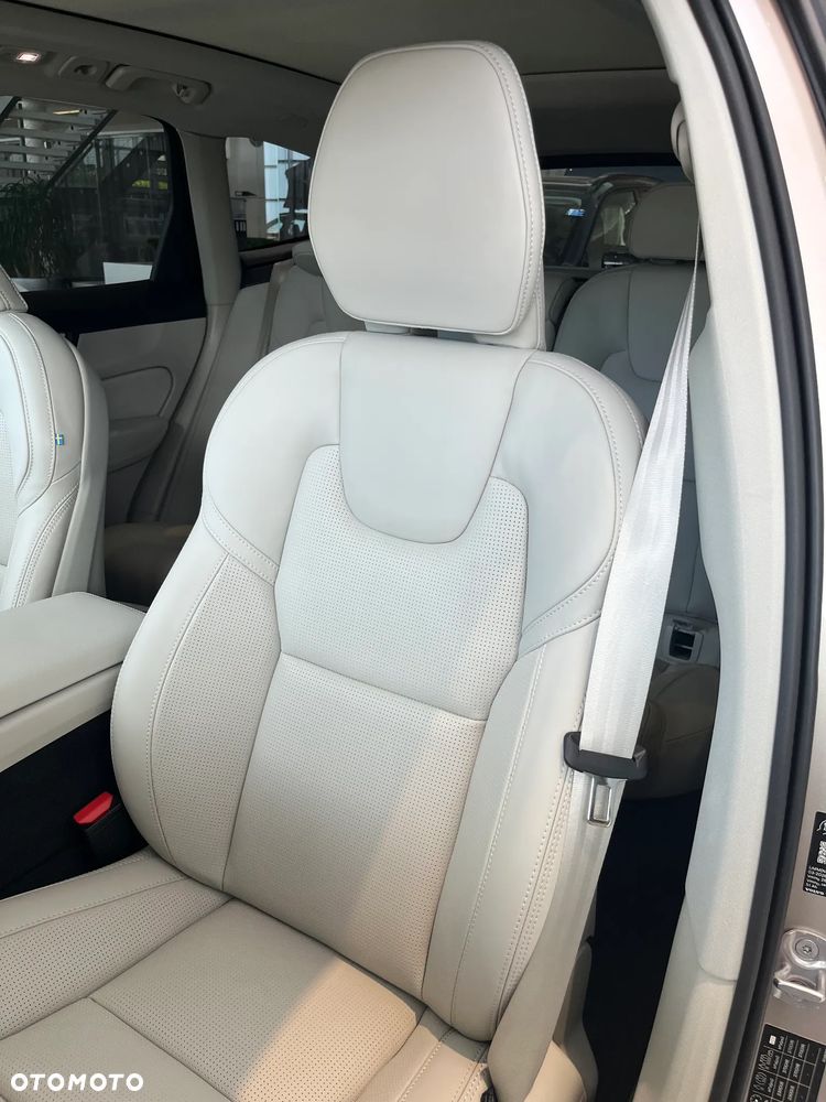 Volvo XC 60 T6 Plug-In Hybrid AWD Ultra Dark - 16