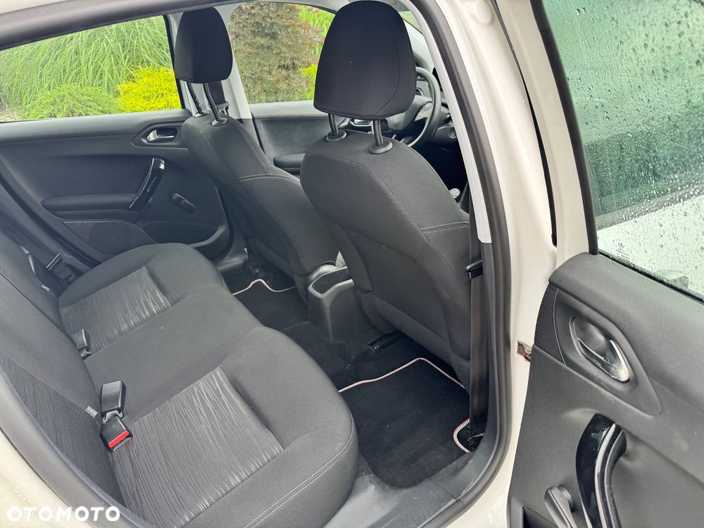 Peugeot 208 - 33