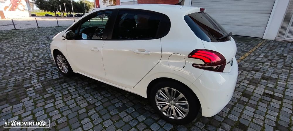 Peugeot 208 1.2 PureTech Signature - 23
