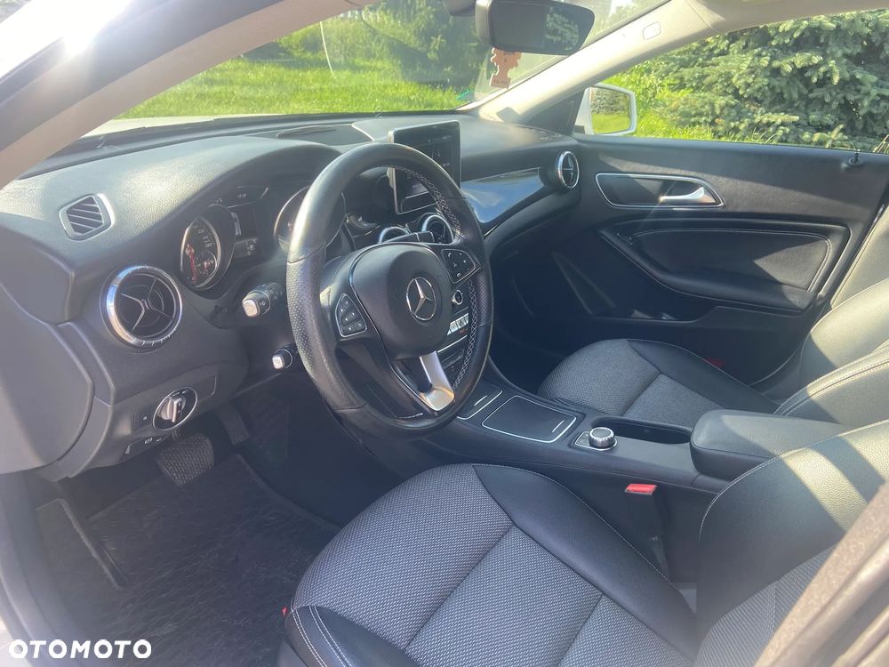 Mercedes-Benz CLA 180 7G-DCT - 7
