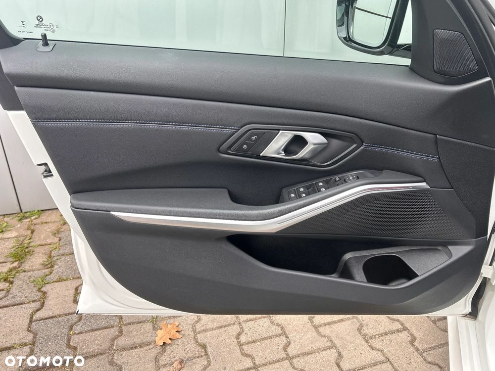 BMW Seria 3 318i M Sport sport - 12