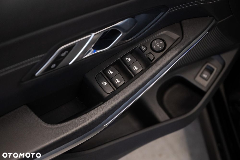 BMW Seria 3 320i Sport Line - 34