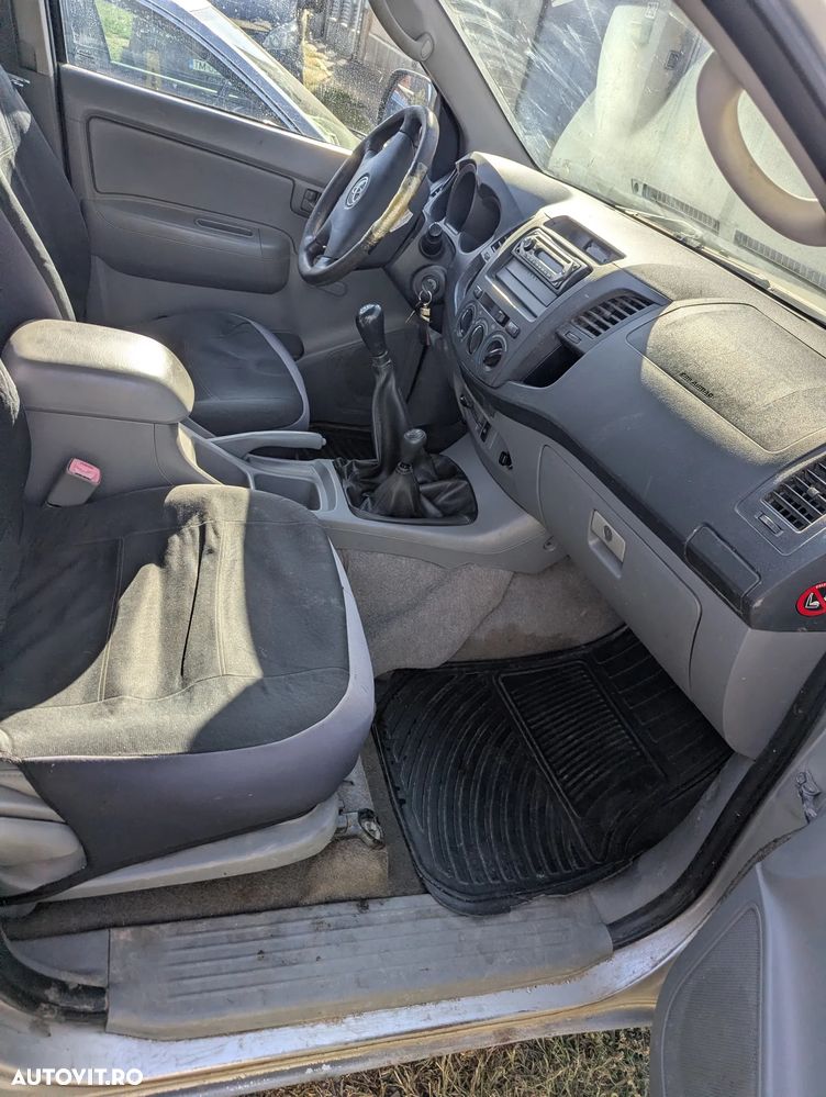 Toyota Hilux - 12