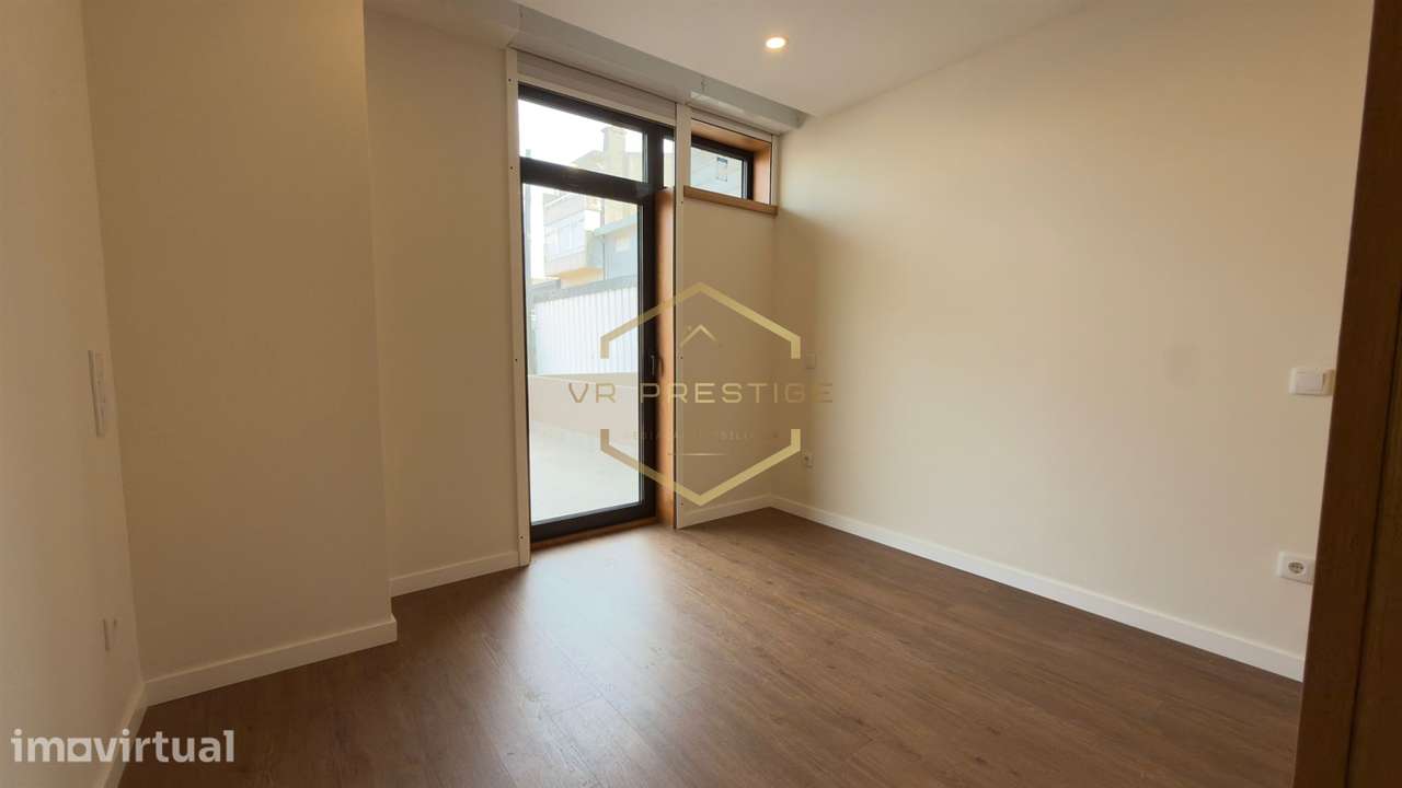 Apartamento T2 totalmente remodelado com Terraço no coração das Caxina - Grande imagem: 4/14