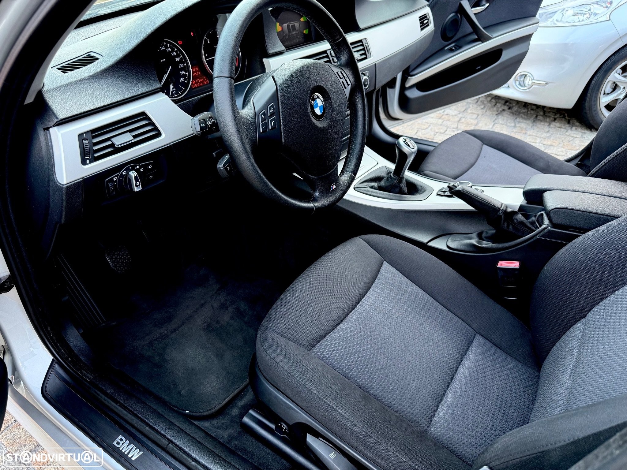 BMW 318 d DPF Touring Edition Sport - 37