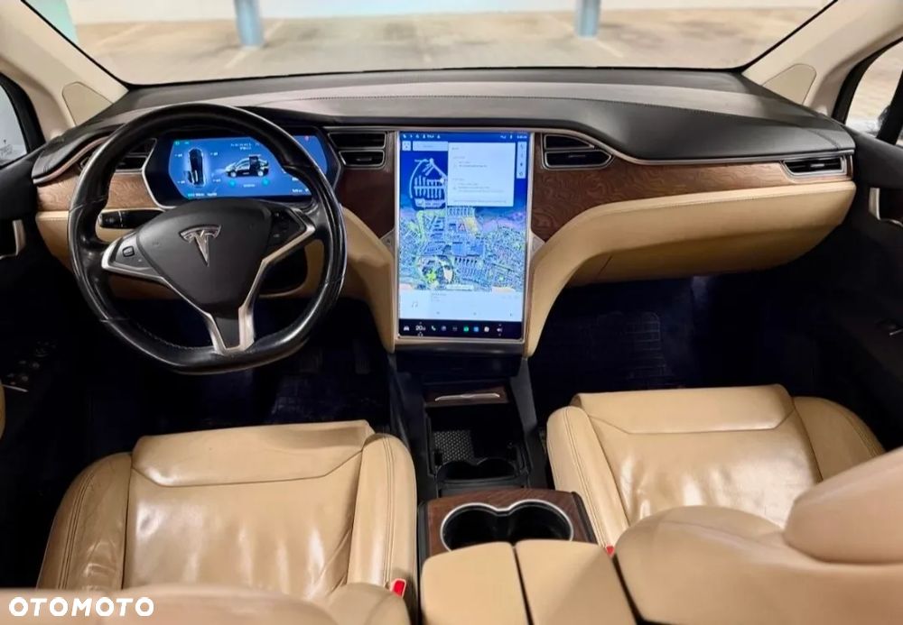 Tesla Model X - 9