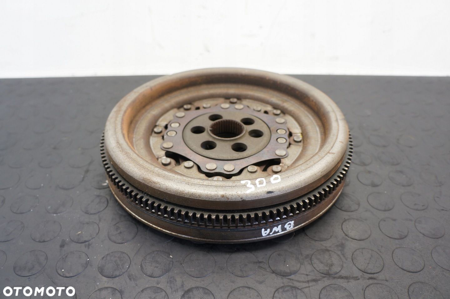 KOŁO ZAMACHOWE AUDI A4 B7 A6 C6 2,0TFSI 06F105266L - 1