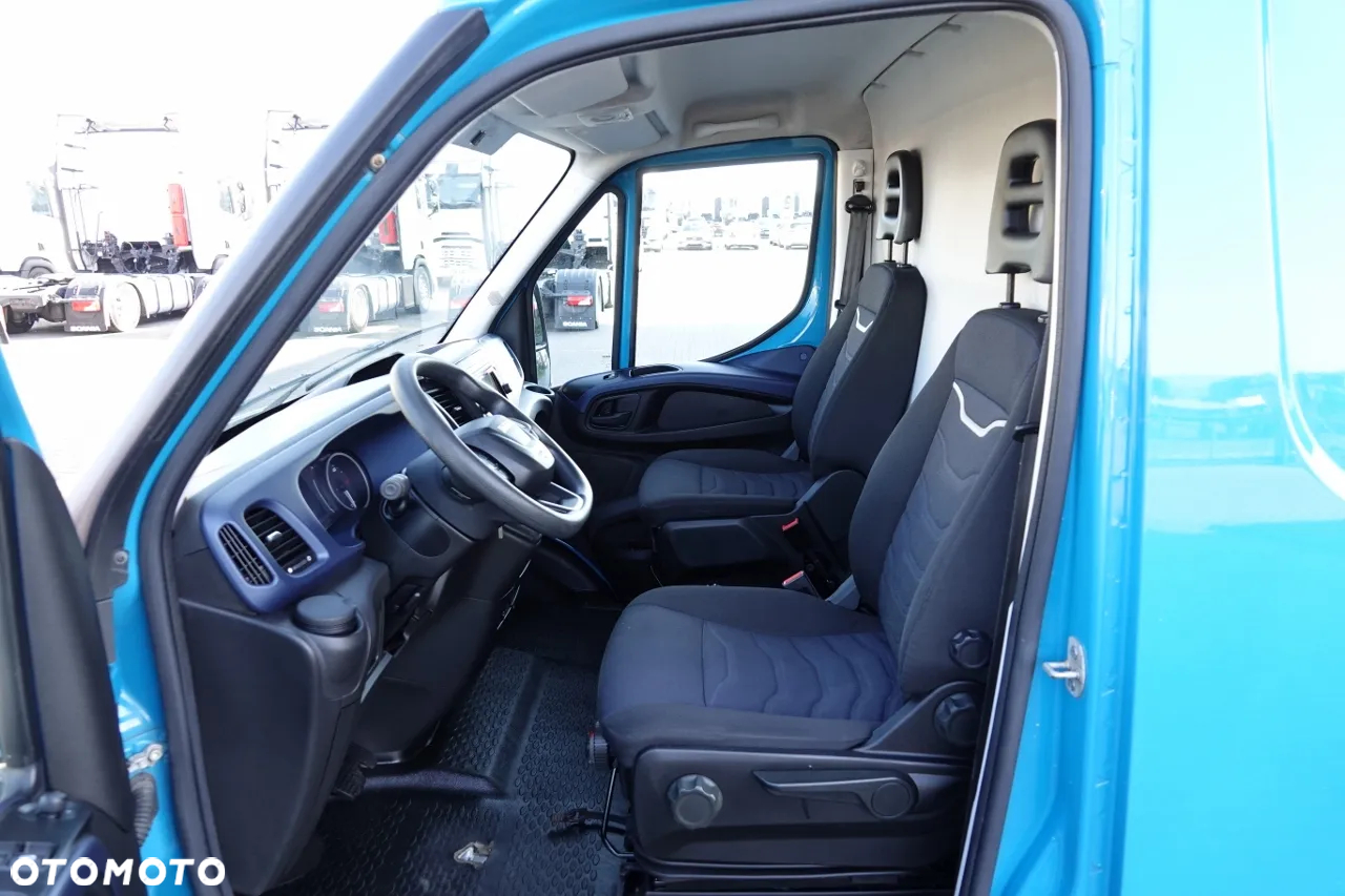 Iveco DAILY 2,3 D / BLASZAK / 2021 ROK / SPROWADZONY / PO KONTRAKCIE SERWISOWYM - 25