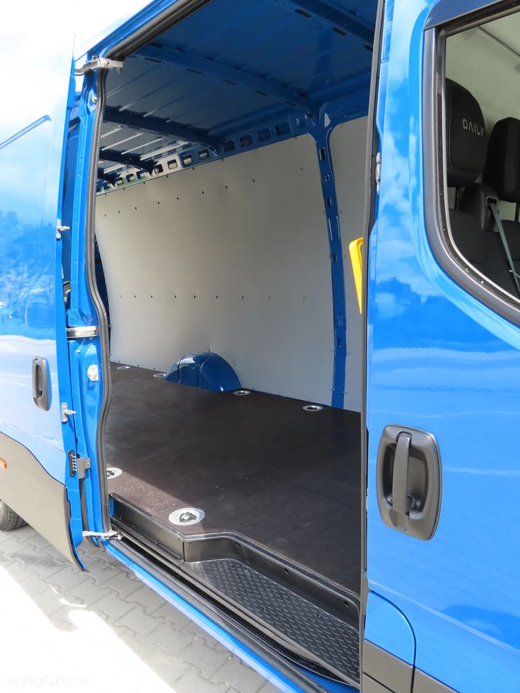 Iveco Daily 35S18 3.0 HPI 180 KM POWER Furgon Blaszak XXL 4.70 CM MAXI LONG Wysokość H2 1900 mm WZMACNIANE ZAWIESZENIE 970 Kg Ładowność HAK 3500 Kg Rozstaw Osi 4100 mm DMC 3500 Kg, WZMACNIANY Stan JAK NOWY OKAZJA DOSTEPNY I GOTOWY - 27