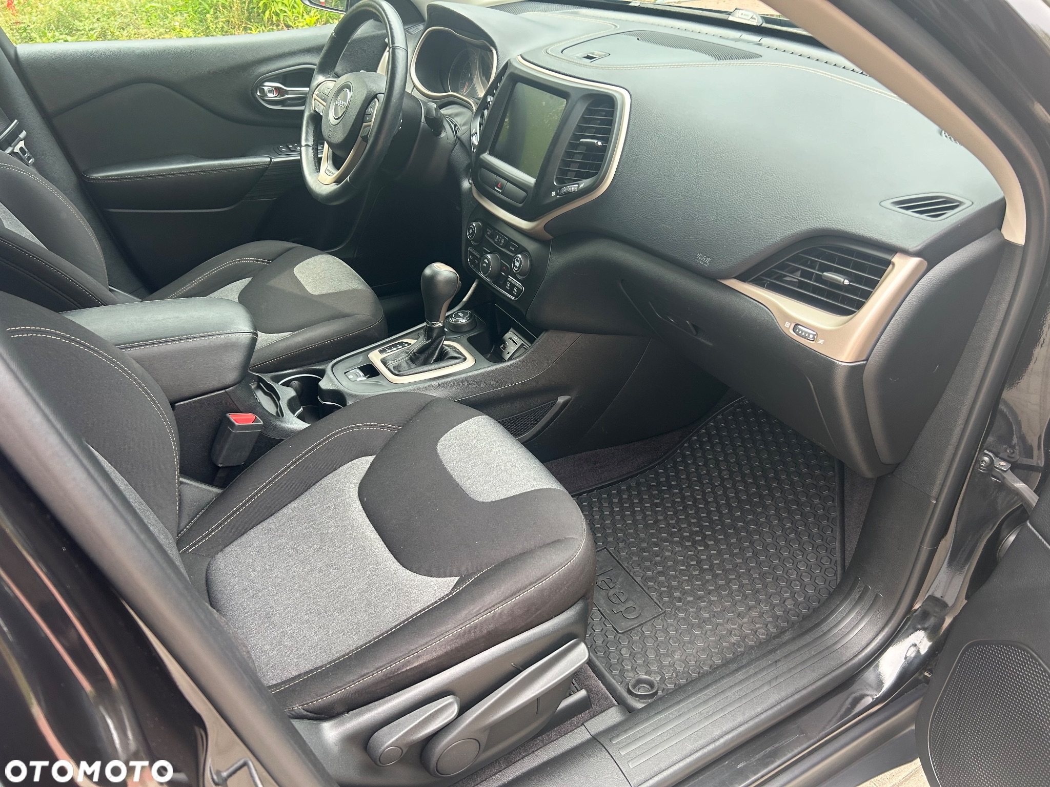 Jeep Cherokee - 16