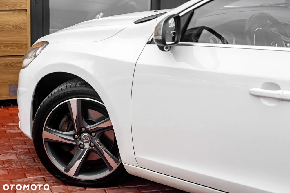 Volvo V60 D5 AWD Geartronic R-Design - 8
