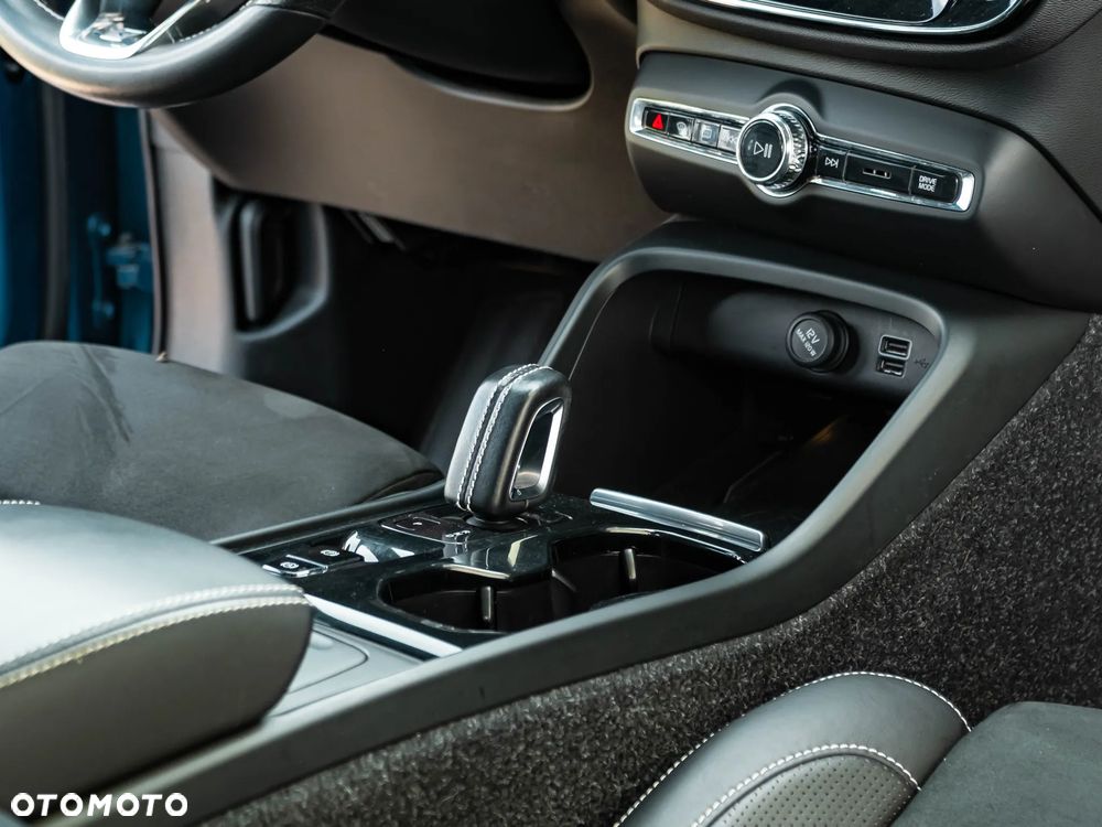 Volvo XC 40 D4 AWD Geartronic R-Design - 25