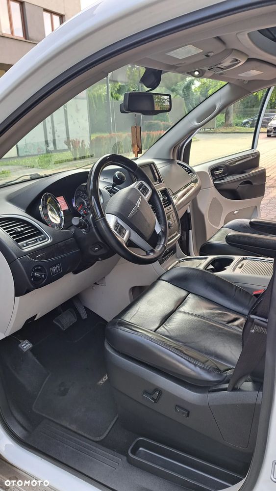 Chrysler Town & Country 3.6 Limited - 18