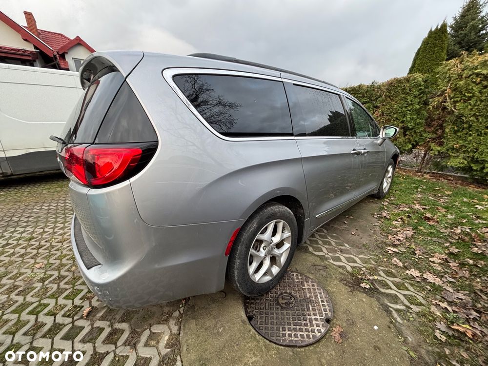 Chrysler Pacifica - 4