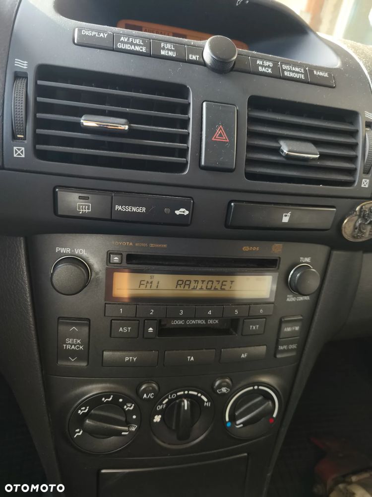 Toyota Avensis 1.6 VVT-i Luna - 11