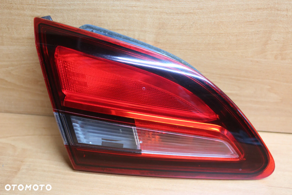 LAMPA LEWY TYŁ LEWA TYLNA W KLAPĘ OPEL ASTRA J SEDAN EUROPA 25870193