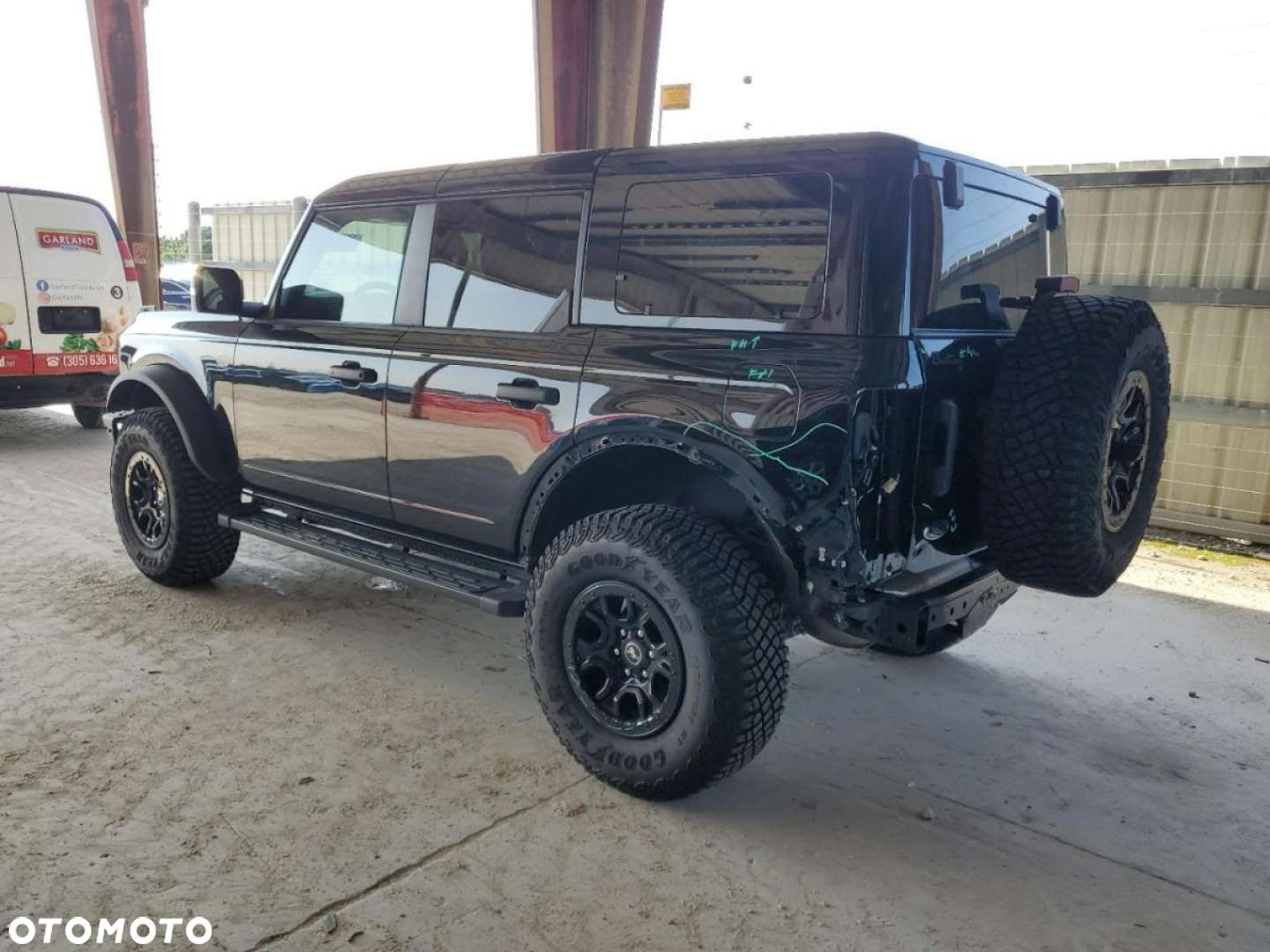 Ford Bronco - 3