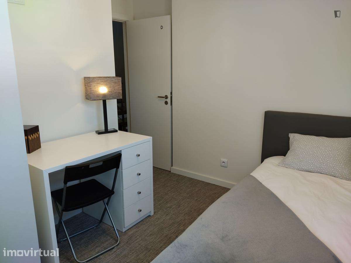 Quarto - localizado em Paranhos Porto - Grande imagem: 2/21