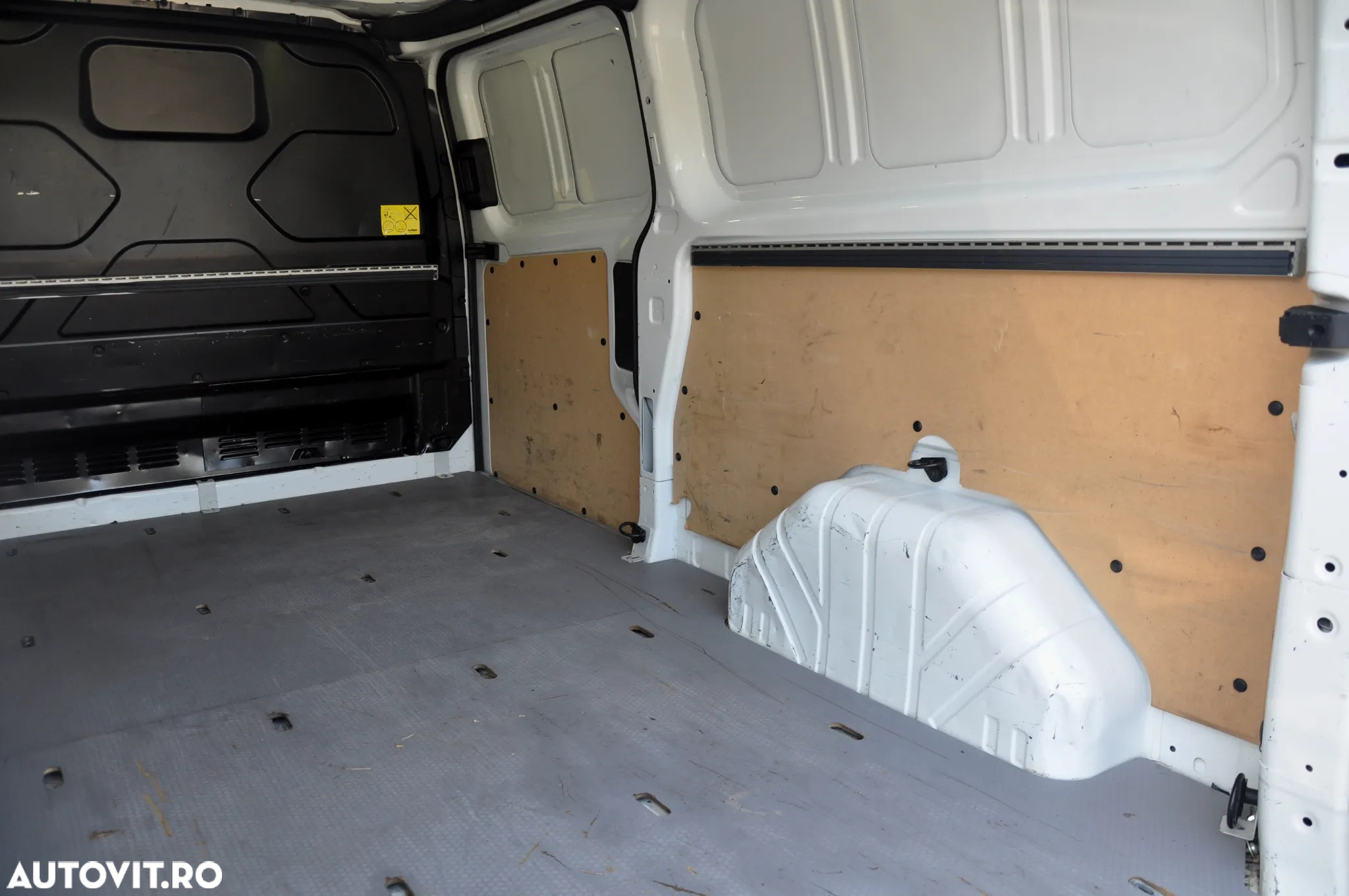 Ford Transit Custom L2H1 Van - 11