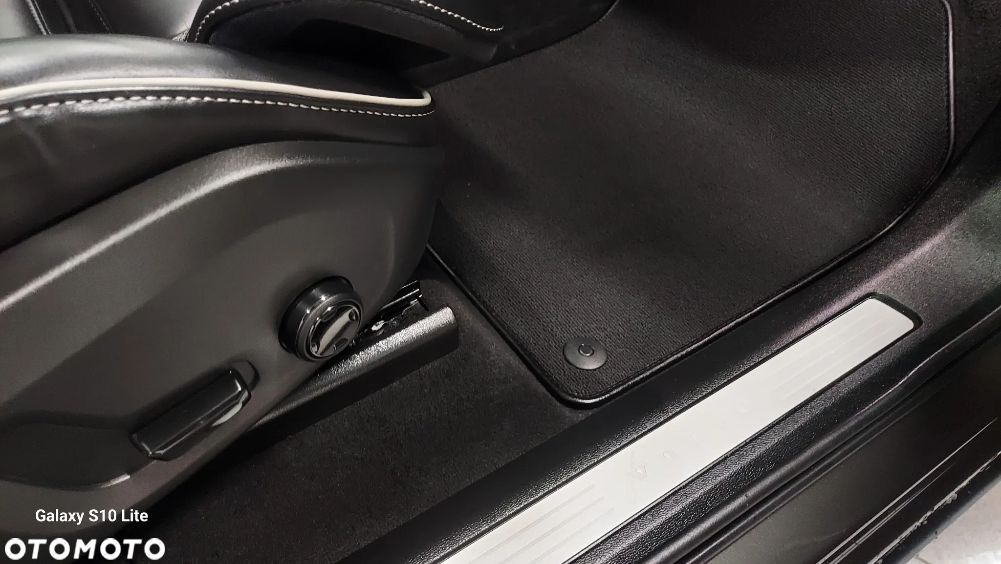 Volvo XC 60 B4 D Plus Dark - 17