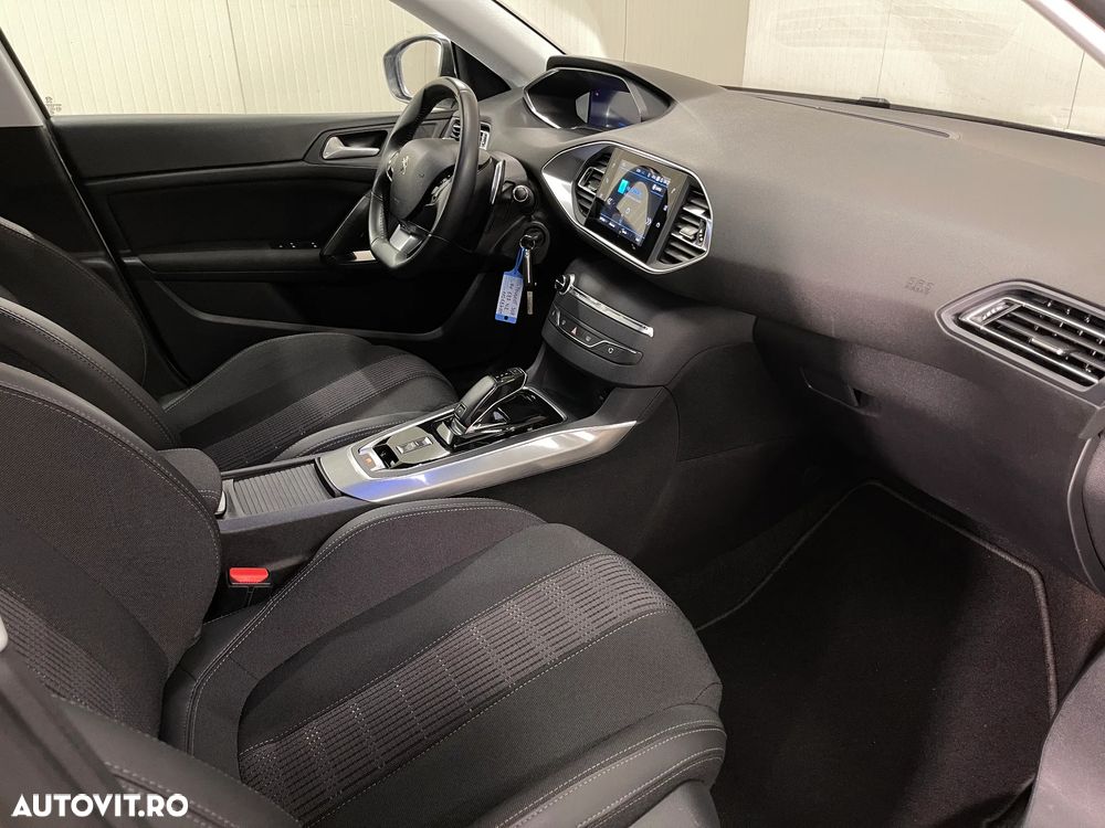 Peugeot 308 1.2 L PureTech Turbo S&S EAT8 Allure Pack - 11