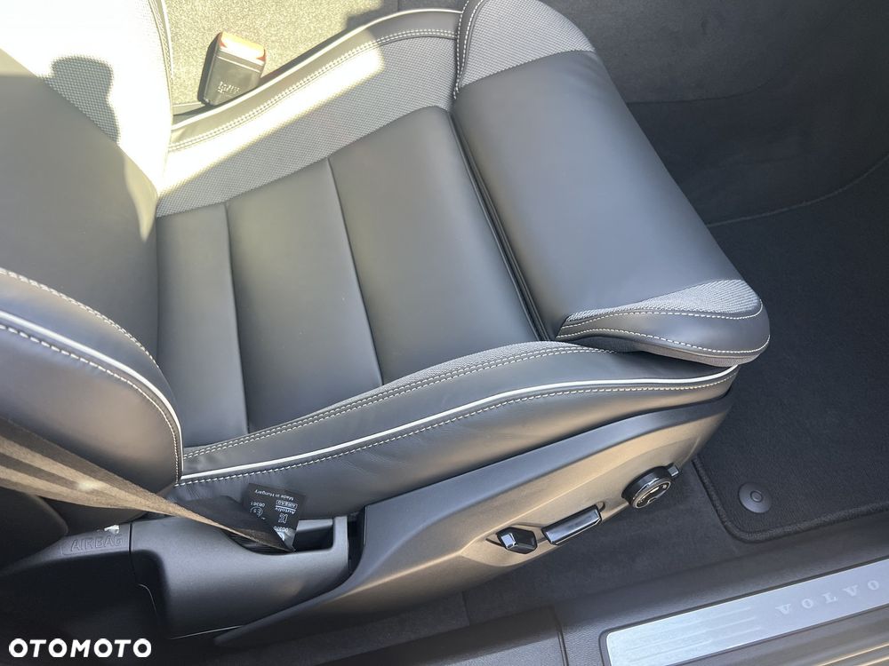 Volvo XC 60 B5 B AWD Plus Black Edition - 34