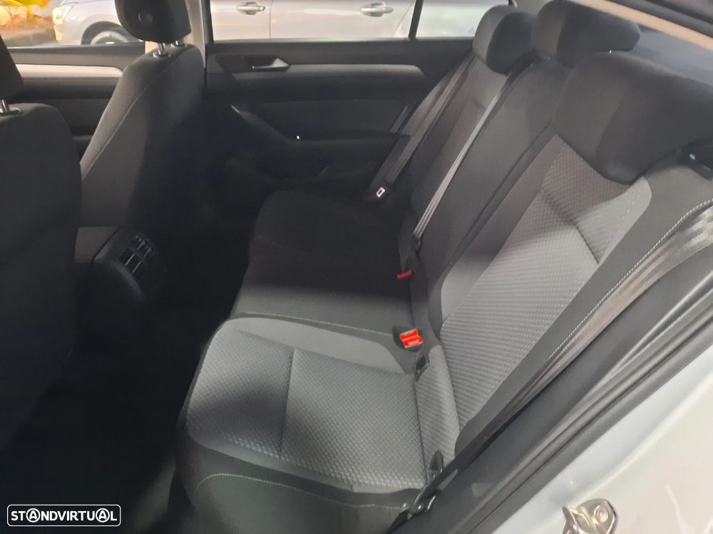 VW Passat 1.6 TDI BlueMotion - 21