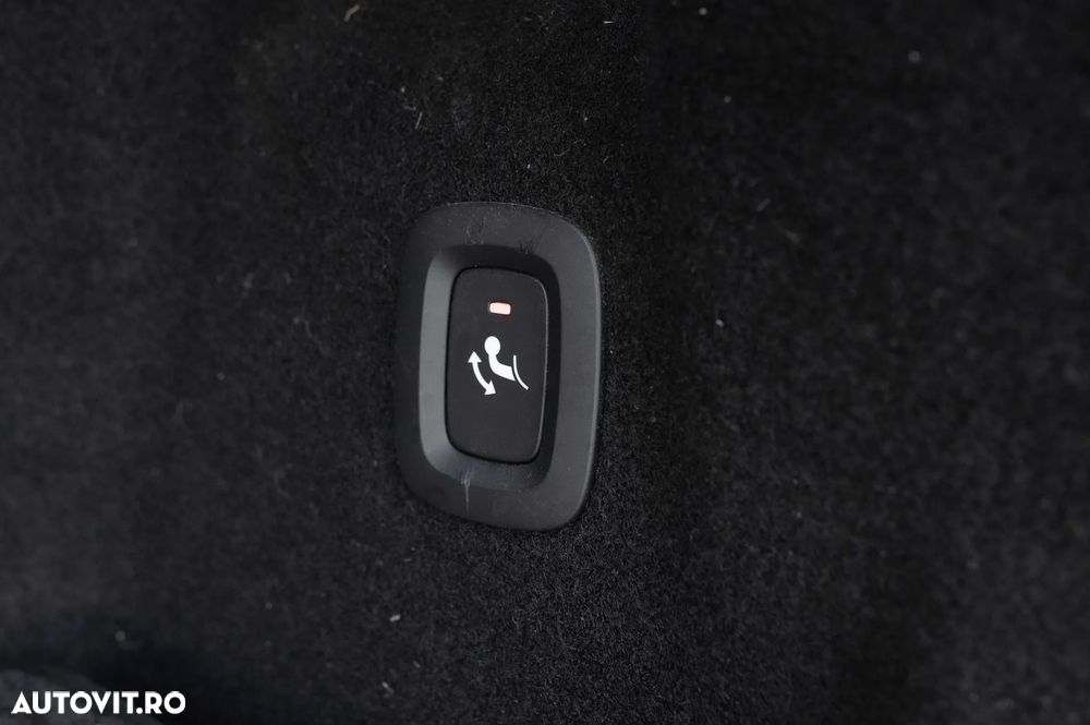 Volvo XC 60 B4 MHEV AT AWD Plus Dark - 30