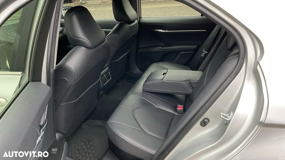 Toyota Camry 2.5 Hybrid Business - 26