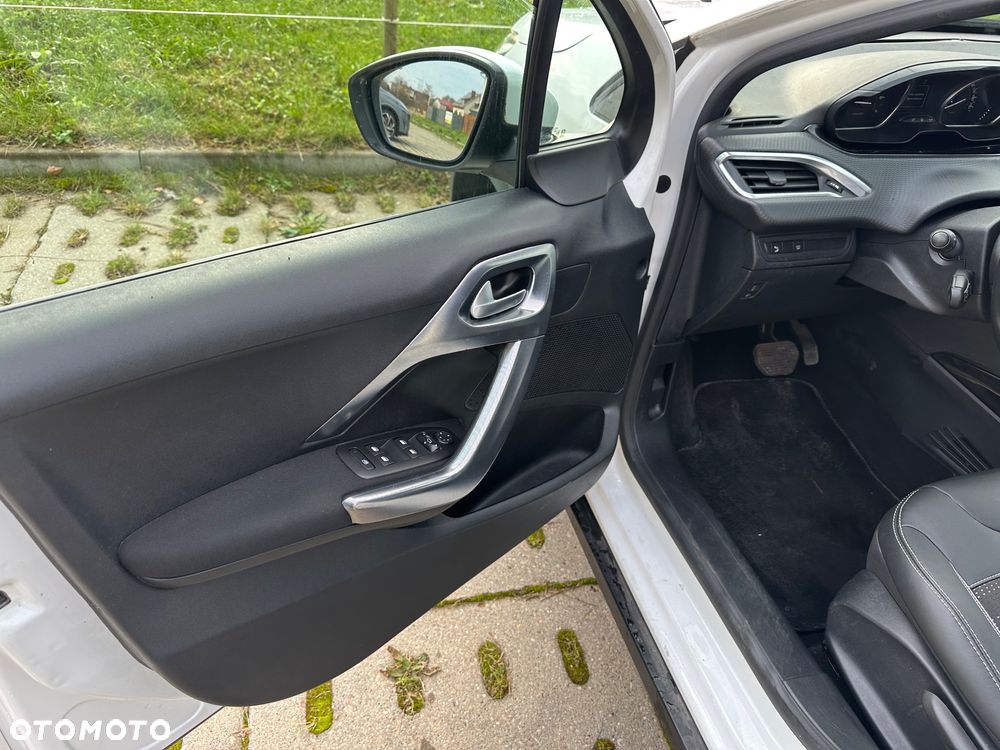 Peugeot 2008 PureTech 110 GPF EAT6 Black Edition - 15