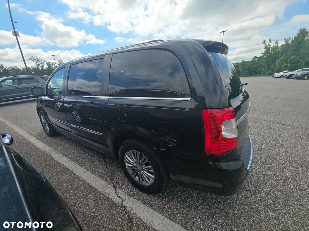 Chrysler Town & Country - 4