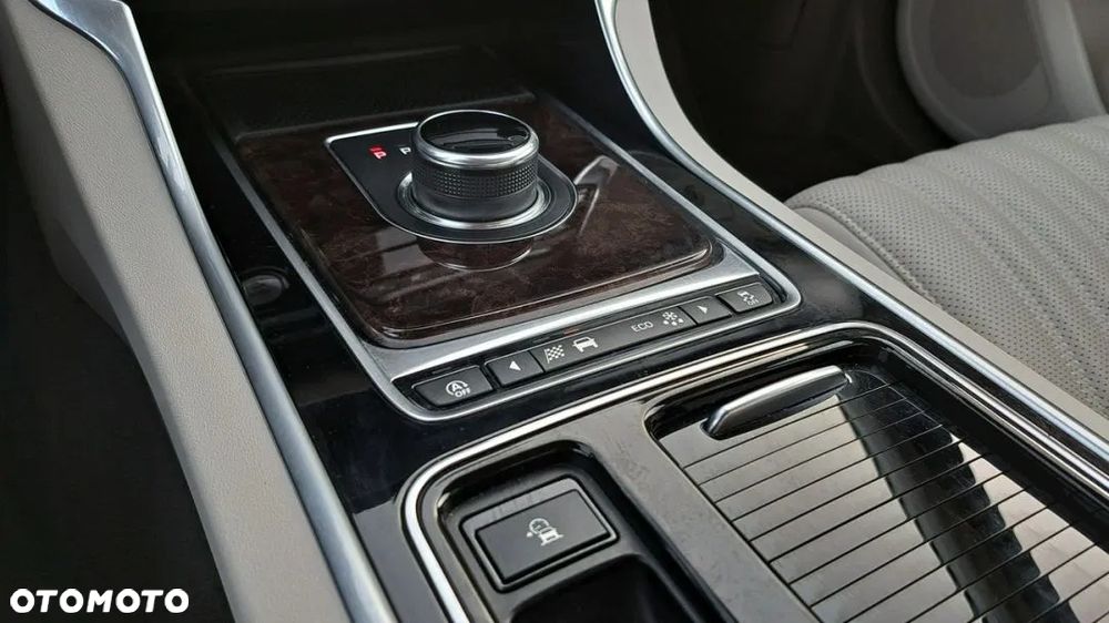 Jaguar XF 2.0 T R-Sport - 15