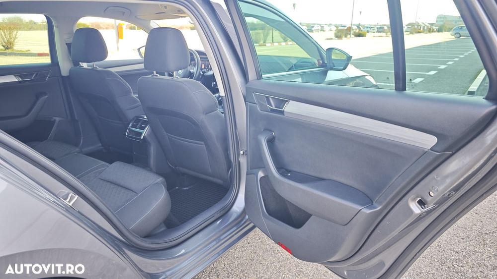 Skoda Superb 2.0 TDI DSG Ambition - 32