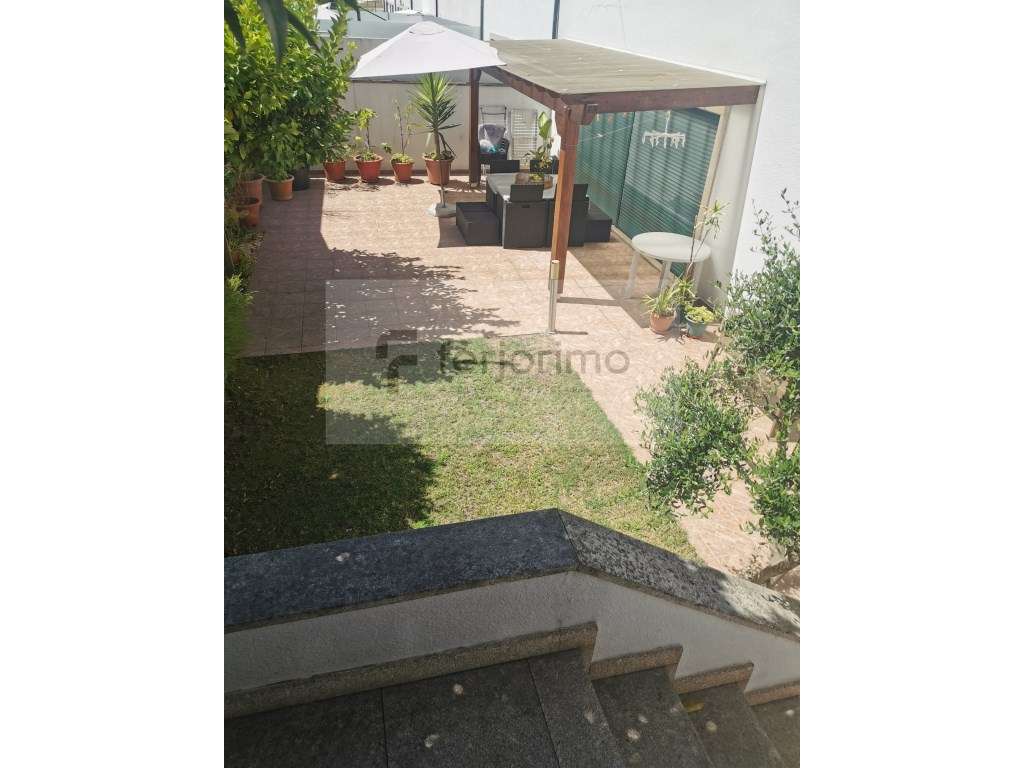 Moradia de Gaveto T4, próximo ao coração da cidade - Grande imagem: 2/25