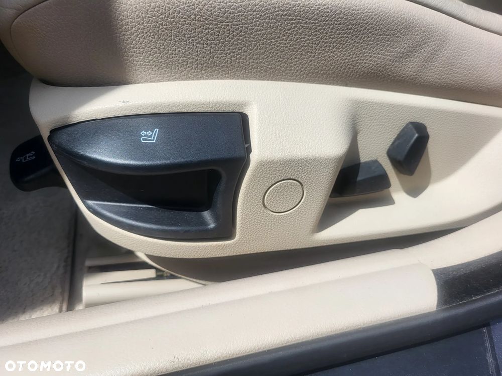 BMW Seria 5 525d - 33
