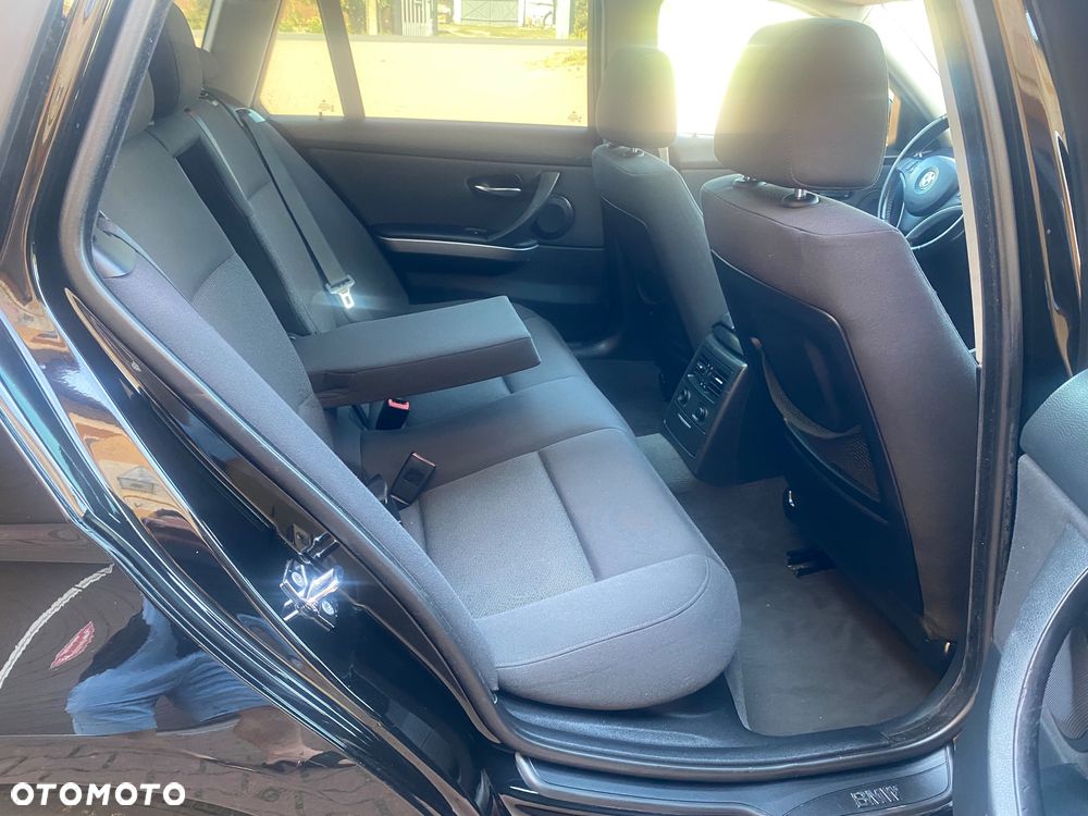BMW Seria 3 318i Touring - 10