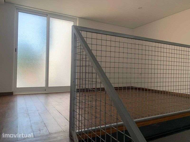 Moradia T0+1 Totalmente renovada a estrear com pátio e estacionamento - Grande imagem: 4/12