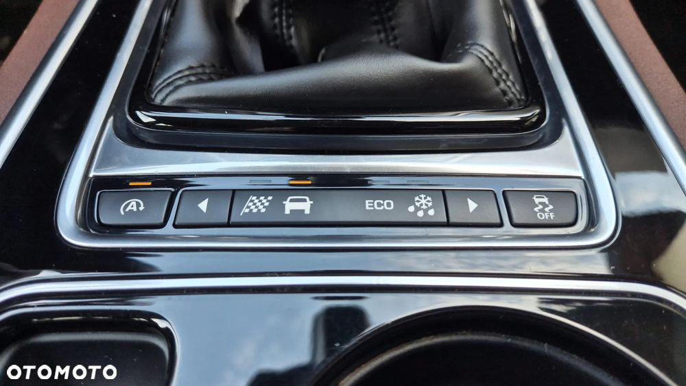 Jaguar XE 2.0 D Portfolio - 14