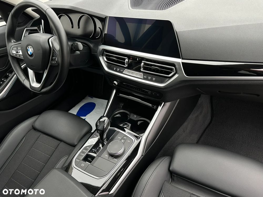 BMW Seria 3 330i Sport - 25