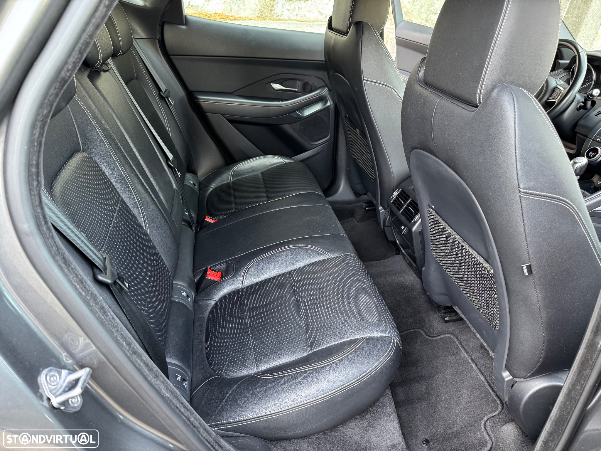 Jaguar E-Pace 2.0 i4D R-Dynamic S - 28